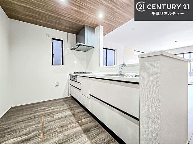 大人気の対面式システムキッチンを採用しています!ご家族のコミュニケーションが自然と増える設計です。お子様にも目が届くので嬉しいですね。広々使えて快適に作業が進みます。