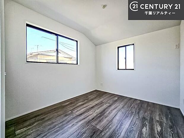 掃き出し窓がない洋室は子供部屋に最適です!2面採光にもなっておりしっかり光も入るので快適にお過ごしいただけます!