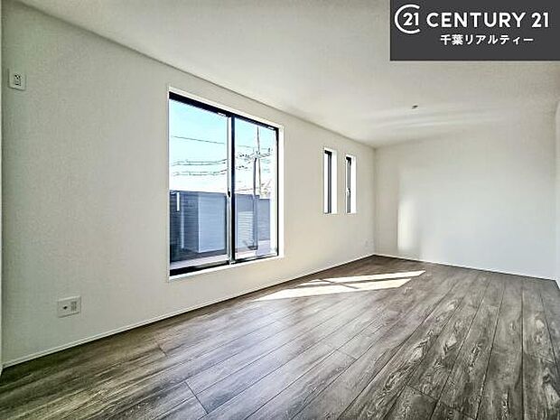 バルコニーに面している洋室です。明るく温もりがあり、換気もしっかりできます！朝起きて、外に出て背伸びをしつつ深呼吸をし良い朝を迎え入れることができます。