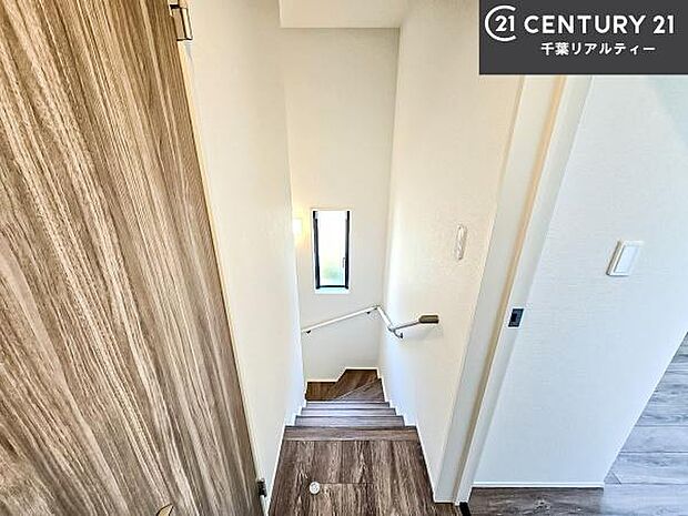 階段は明るく手摺りもついています。お子様やご年配の方も安心してご利用頂けますね。