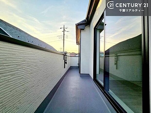 光あふれる南向きバルコニーは、家族の洗濯物干しや趣味のガーデニングにも活躍。暮らしに心地よさをプラスします。