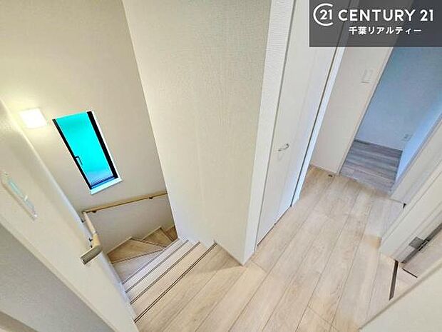 階段は明るく手摺りもついています。お子様やご年配の方も安心してご利用頂けますね。広々した階段ホールで開放感が生み出し快適な生活が送れます!