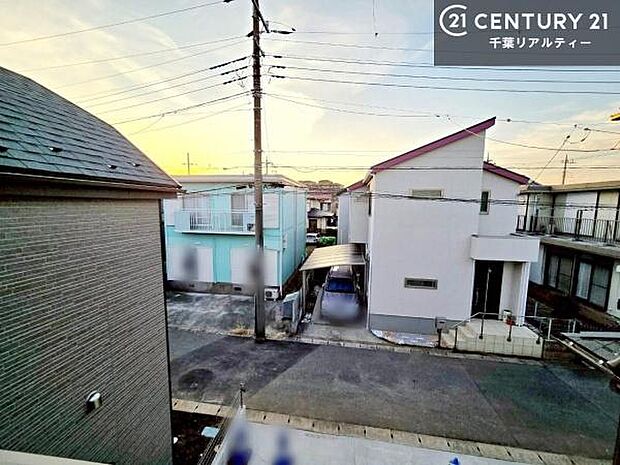 落ち着きある住宅街です!周囲には高い建物がなく、空が広く開放感があり、陽当たりを大きく遮られることもありません!気持ちの良い風が通り抜ける街並みです!