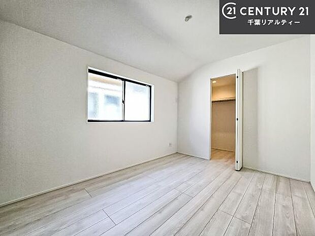 優しい光が差し込む洋室は、朝の目覚めも気持ちが良さそうですね。おうち時間もゆったりと過ごすことができます。