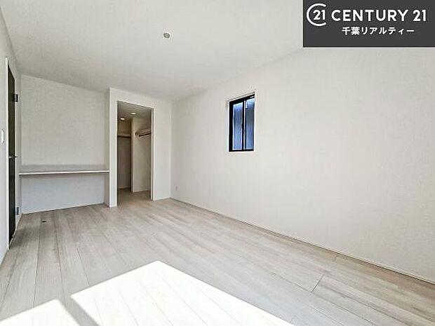 シンプルにデザインされているため、家具を選びません!お気に入りの家具を置いてくつろげる空間を作ることができます。