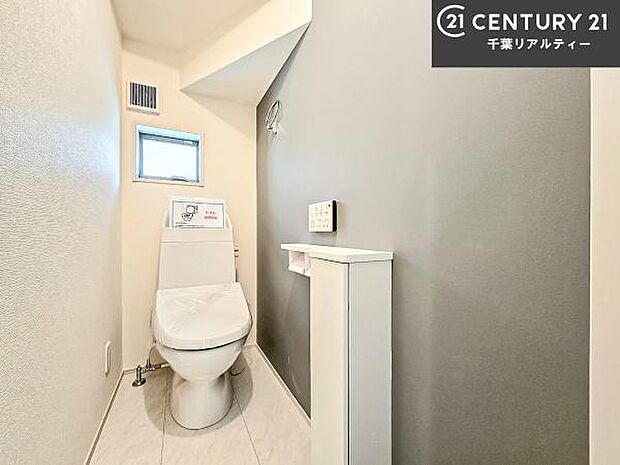 1・2階にトイレがございます!朝の忙しい時間帯も待たずにすみそうですね。白を基調とした清潔感のあるトイレでお手入れがしやすいです!