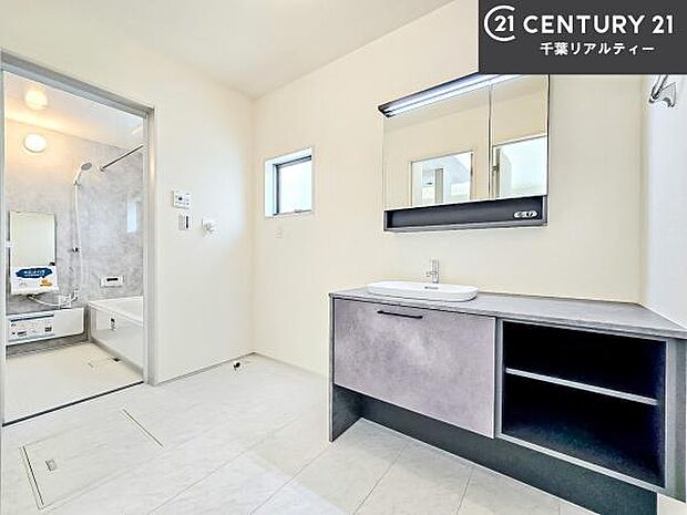 小窓付きの明るい洗面室です!湿気もすぐに入れ替えができて清潔に保つことができます!自然光が差し込むのでお化粧の仕上がりも良くなりますね!