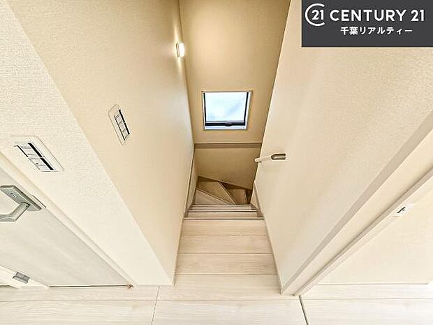 階段は明るく手摺りもついています!お子様やご年配の方も安心してご利用頂けますね!