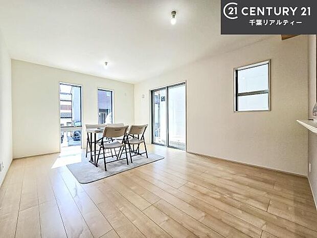 広々ダイニングスペース!ゆったりお食事。笑い声響く楽しい時間が過ごせます。日々の疲れも癒されます!