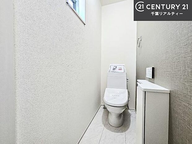 1・2階にトイレがございます!朝の忙しい時間帯も待たずにすみそうですね。白を基調とした清潔感のあるトイレでお手入れがしやすいです!