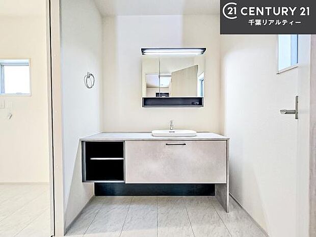 小窓付きの明るい洗面室です!湿気もすぐに入れ替えができて清潔に保つことができます!自然光が差し込むのでお化粧の仕上がりも良くなりますね!