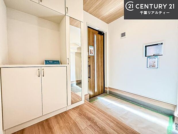 疲れて帰ってきても、ただいま!を言いたくなる、優しく迎え入れてくれる空間になっています。明るく温もり溢れる玄関です!