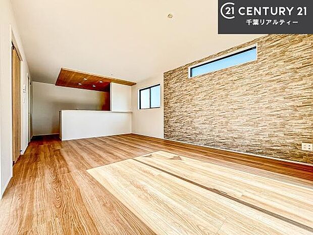 開放感のある広々LDK!ソファーやダイニングテーブルを置いても窮屈にならないので快適に過ごせます!コミュニケーションが取りやすいリビングです!