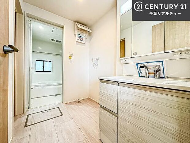 三面鏡仕様の洗面所は、身だしなみがしやすい造り!裏は収納になっています。ドライヤーやお化粧道具を片付けられるので洗面台周りをスッキリと見せることが出来ます!