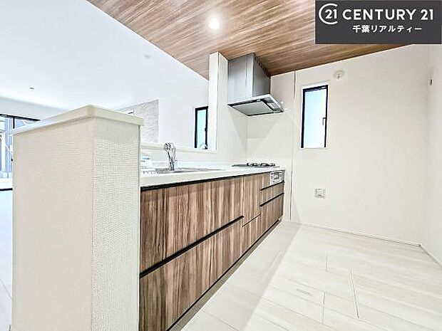 大人気の対面式システムキッチンを採用しています!ご家族のコミュニケーションが自然と増える設計です。お子様にも目が届くので嬉しいですね。広々使えて快適に作業が進みます。