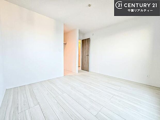 優しい光が差し込む洋室は、朝の目覚めも気持ちが良さそうですね。おうち時間もゆったりと過ごすことができます。優しい色合いのフローリングがどんな家具にもマッチします！