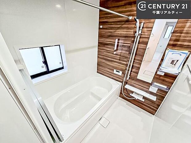 落ち着きある大人の雰囲気のバスルームは、味が出ていてバスタイムが充実！お仕事頑張っているご褒美にお好みの匂いの入浴剤を入れて、楽しんでみてはいかがでしょうか？