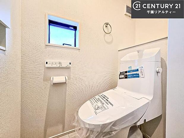 1・2階にトイレがございます!朝の忙しい時間帯も待たずにすみそうですね。白を基調とした清潔感のあるトイレでお手入れがしやすいです!