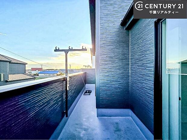 陽当たり良好なバルコニーです！晴れた日には青い空を見渡せる開放的な時間を楽しめます。