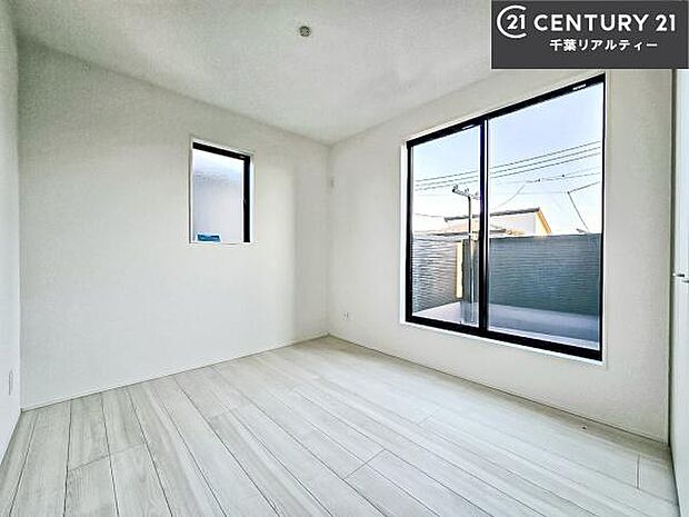 バルコニーに面している洋室です。明るく温もりがあり、換気もしっかりできます!朝起きて、外に出て背伸びをしつつ深呼吸をし良い朝を迎え入れることができます。