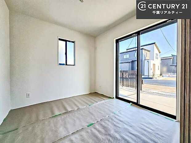 タタミの香りが安らぎを与える、リラックス空間。窓も大きく開放感のある和室となっております。日本人の心感じる「和」の空間。井草の香り漂う空間は癒しのひと時を演出してくれます!