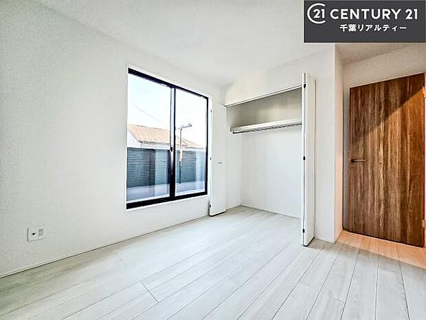 シンプルにデザインされているため、家具を選びません!お気に入りの家具を置いてくつろげる空間を作ることができます。