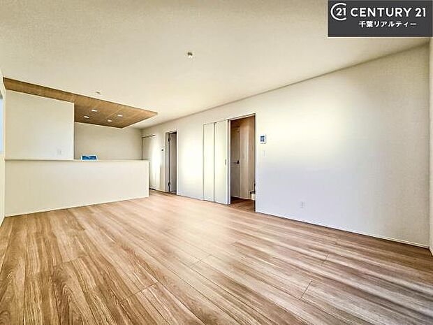 大きな窓からたっぷりの陽ざしが入る明るいリビング。開放感のあるリビングで家族団らんのくつろぎの時間を過ごせます。