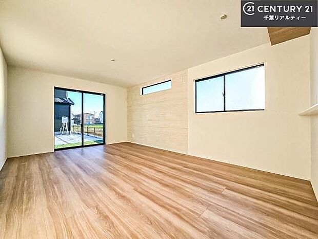 開放感のある広々LDK！ソファーやダイニングテーブルを置いても窮屈にならないので快適に過ごせます！コミュニケーションが取りやすいリビングです！