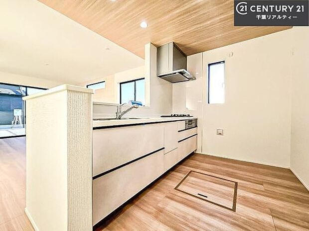 大人気の対面式システムキッチンを採用しています！ご家族のコミュニケーションが自然と増える設計です。お子様にも目が届くので嬉しいですね。広々使えて快適に作業が進みます。