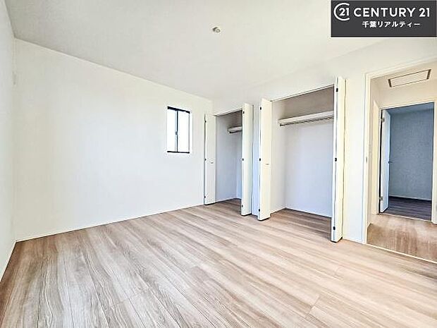 優しい光が差し込む洋室は、朝の目覚めも気持ちが良さそうですね。おうち時間もゆったりと過ごすことができます。優しい色合いのフローリングがどんな家具にもマッチします!