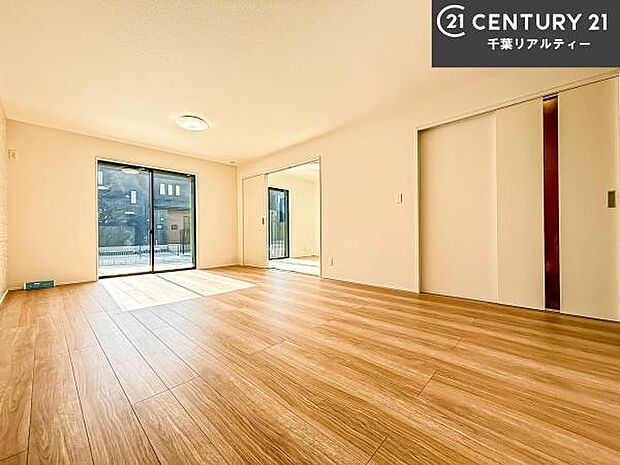 開放感のある広々LDK!ソファーやダイニングテーブルを置いても窮屈にならないので快適に過ごせます!コミュニケーションが取りやすいリビングです!