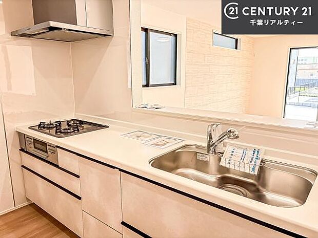 大人気の対面式システムキッチンを採用しています！ご家族のコミュニケーションが自然と増える設計です。お子様にも目が届くので嬉しいですね。広々使えて快適に作業が進みます。