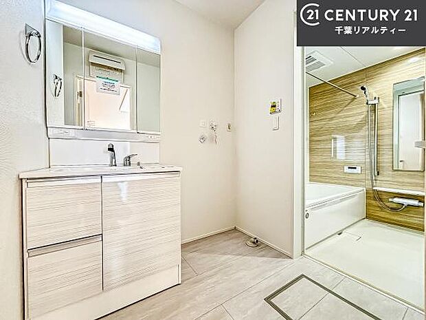 三面鏡仕様の洗面所は、身だしなみがしやすい造り!裏は収納になっています。ドライヤーやお化粧道具を片付けられるので洗面台周りをスッキリと見せることが出来ます!