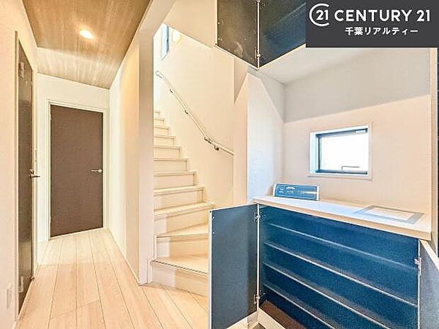 シューズボックス付きなので、玄関が片付きお掃除がしやすいです!スッキリした玄関で戸を開けた瞬間、清潔感のある心地いい空間が出迎えてくれます。