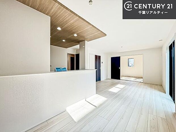 大きな窓からたっぷりの陽ざしが入る明るいリビング。開放感のあるリビングで家族団らんのくつろぎの時間を過ごせます。