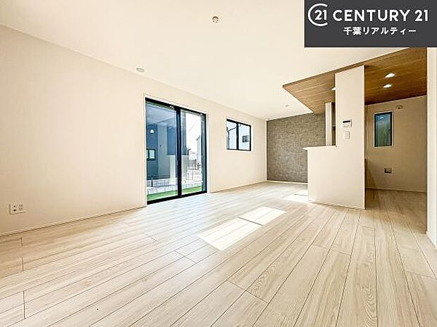 開放感のある広々LDK!ソファーやダイニングテーブルを置いても窮屈にならないので快適に過ごせます!コミュニケーションが取りやすいリビングです!