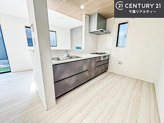 ゆとりある調理スペースで作業がしやすい快適なキッチンです!お子様と一緒にお菓子造りも楽しめる広々スペースです。楽しい調理時間になりそうですね!