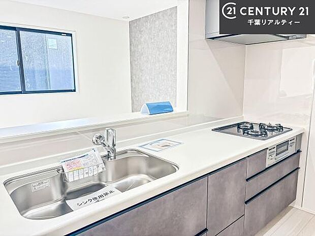 大人気の対面式システムキッチンを採用しています!ご家族のコミュニケーションが自然と増える設計です。お子様にも目が届くので嬉しいですね。広々使えて快適に作業が進みます。