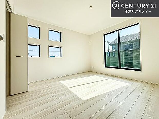 優しい光が差し込む洋室は、朝の目覚めも気持ちが良さそうですね。おうち時間もゆったりと過ごすことができます。優しい色合いのフローリングがどんな家具にもマッチします!