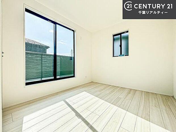 バルコニーに面している洋室です。明るく温もりがあり、換気もしっかりできます!朝起きて、外に出て背伸びをしつつ深呼吸をし良い朝を迎え入れることができます。