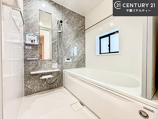 落ち着きある大人の雰囲気のバスルームは、味が出ていてバスタイムが充実！お仕事頑張っているご褒美にお好みの匂いの入浴剤を入れて、楽しんでみてはいかがでしょうか？