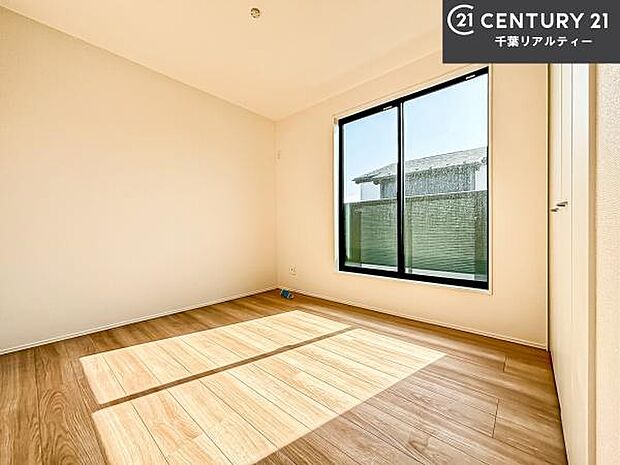 バルコニーに面している洋室です。明るく温もりがあり、換気もしっかりできます!朝起きて、外に出て背伸びをしつつ深呼吸をし良い朝を迎え入れることができます。