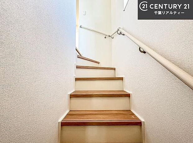 階段は明るく手摺りもついています。お子様やご年配の方も安心してご利用頂けますね。