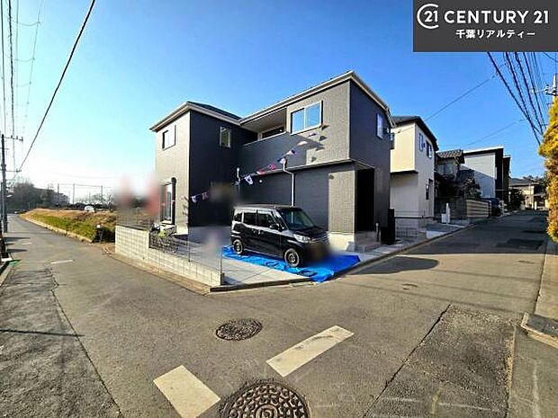 前面道路は4m!陽当り良好な立地です。車庫入れが苦手な方も安心ですね。