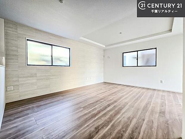 開放感のある広々LDK!ソファーやダイニングテーブルを置いても窮屈にならないので快適に過ごせます!コミュニケーションが取りやすいリビングです!