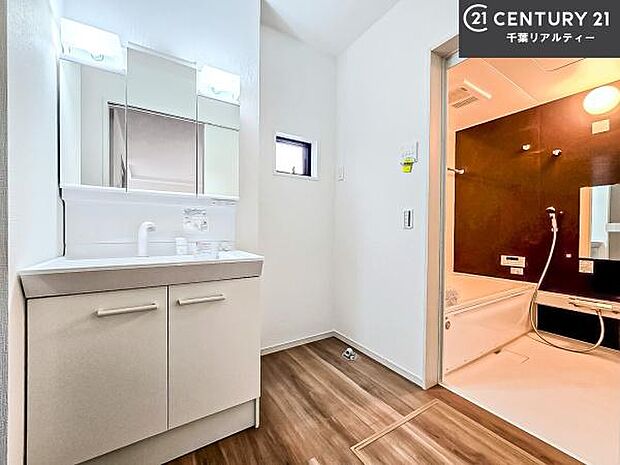 小窓付きの明るい洗面室です!湿気もすぐに入れ替えができて清潔に保つことができます!自然光が差し込むのでお化粧の仕上がりも良くなりますね!