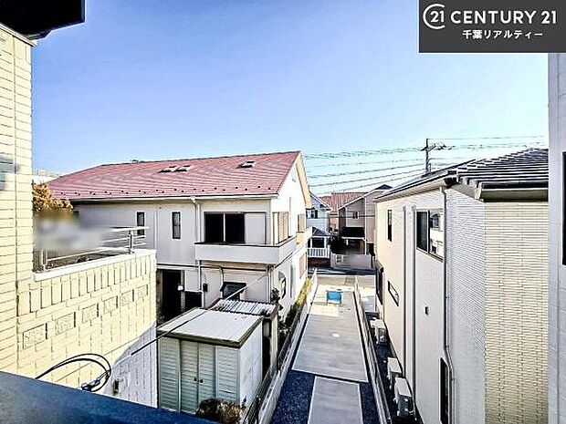 落ち着きある住宅街です!周囲には高い建物がなく、空が広く開放感があり、陽当たりを大きく遮られることもありません!気持ちの良い風が通り抜ける街並みです!