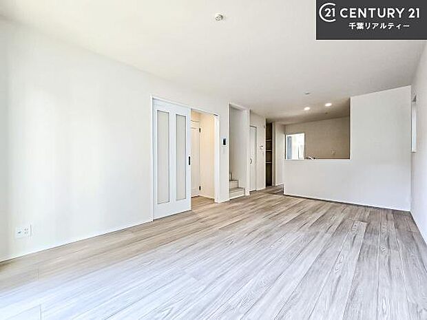 開放感のある広々LDK!ソファーやダイニングテーブルを置いても窮屈にならないので快適に過ごせます!コミュニケーションが取りやすいリビングです!