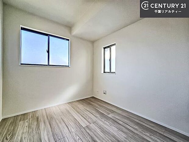 掃き出し窓がないお部屋は、お子様のお部屋としても安心です!収納スペースも充実しているので散らかったお部屋をサッと片付けられます!