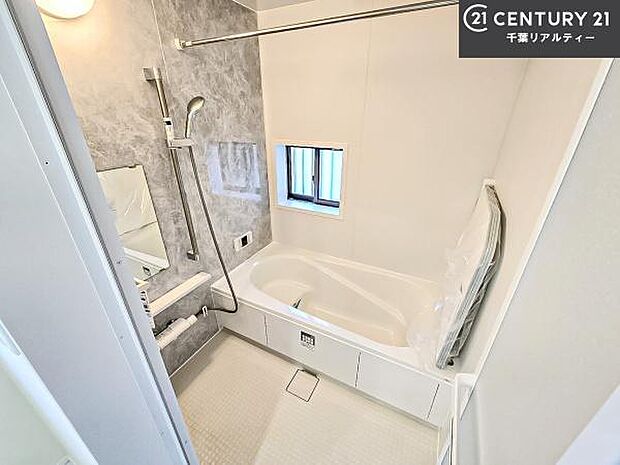 落ち着きある大人の雰囲気のバスルームは、味が出ていてバスタイムが充実!お仕事頑張っているご褒美にお好みの匂いの入浴剤を入れて、楽しんでみてはいかがでしょうか?